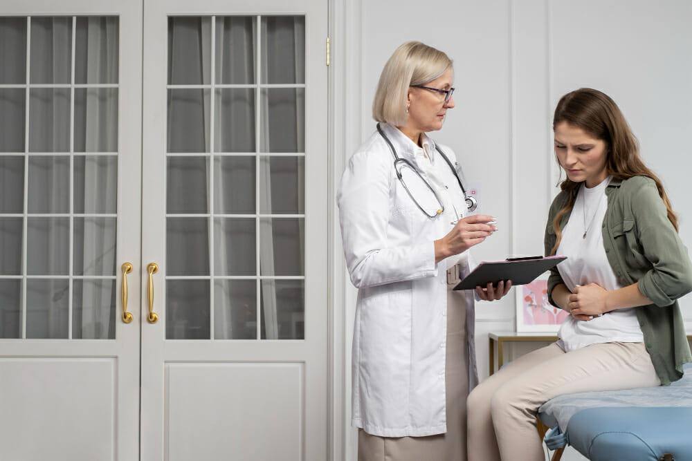 medium-shot-doctor-patient-chatting